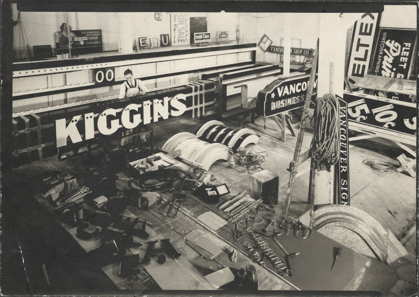 Kiggins Theatre sign