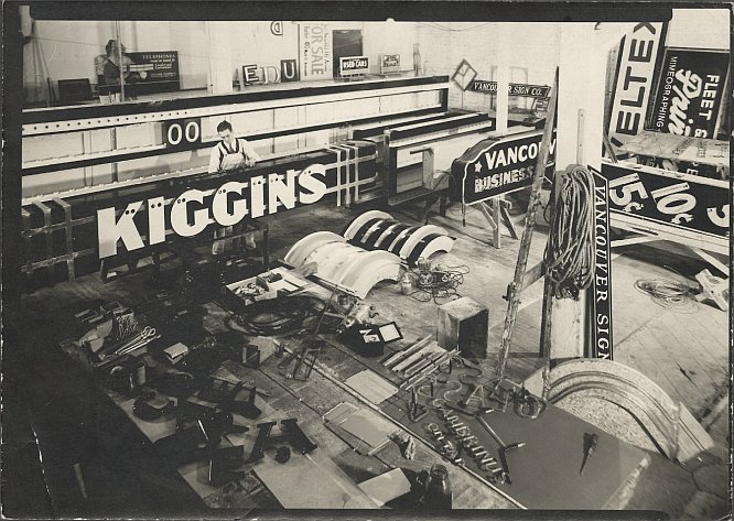 Kiggins Theatre sign in front of 506 Washington Street